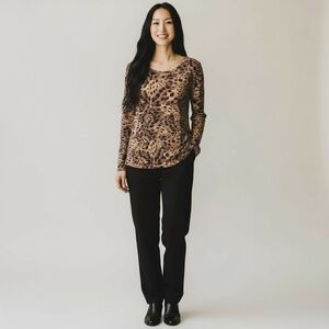 LuLaRoe, LYNNAE Womenโs Long Sleeve Leopard Print Top. Medium. Tan, Blk.